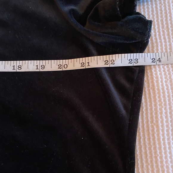 Black Velvet Mock Neck Slightly Cropped Short sleeved Holiday Blouse. Size XL - Picture 12 of 12